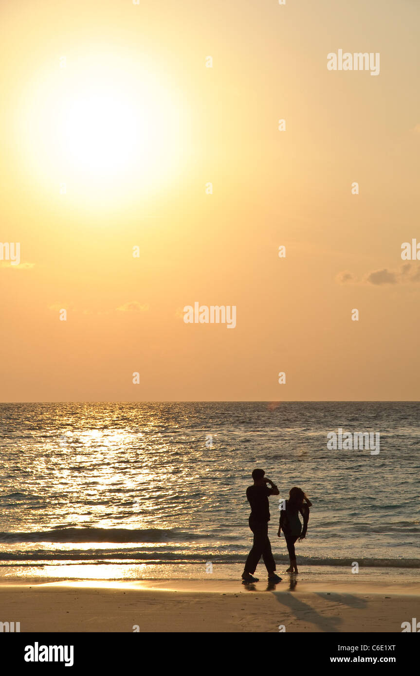 Fotografo e modello di sunrise sulla spiaggia, Pulau Redang Island, Malaysia, Asia sud-orientale, Asia Foto Stock