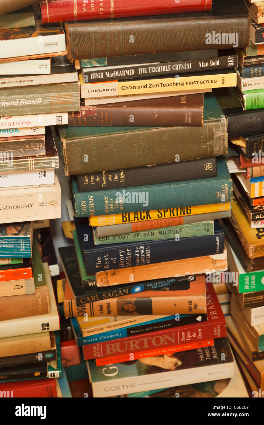 Pile di libri usati su molti argomenti diversi. Foto Stock