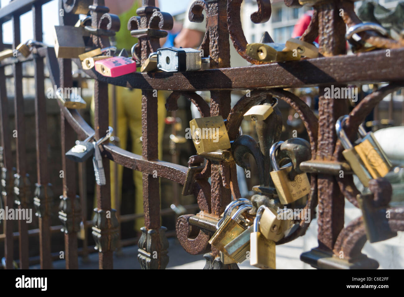 Lucchetti sulle ringhiere sul Ponte Vecchio, Firenze, Italia Foto Stock