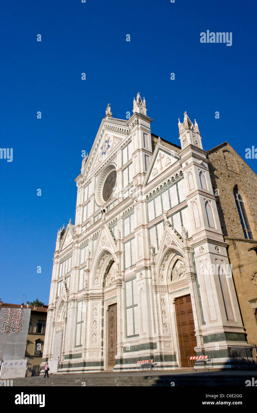 Davanti alla Basilica di Santa Croce, la principale chiesa francescana di Firenze, Italia, situato sulla piazza di Santa Croce Foto Stock