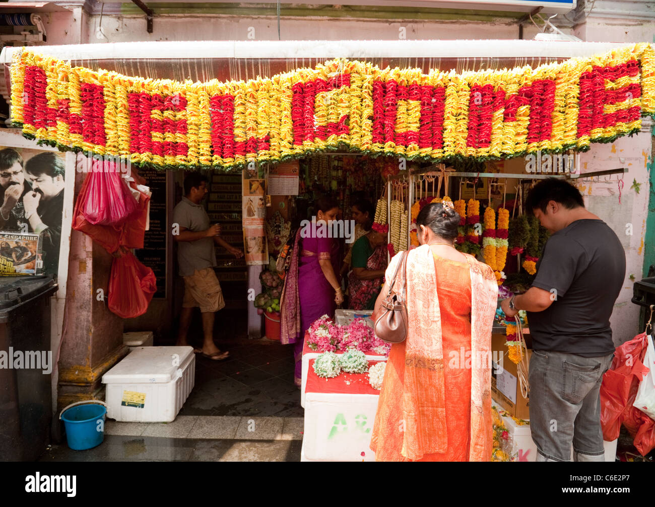 Una ghirlanda di fiori Benvenuti Accesso al di fuori di un negozio in Little India, Singapore Asia Foto Stock