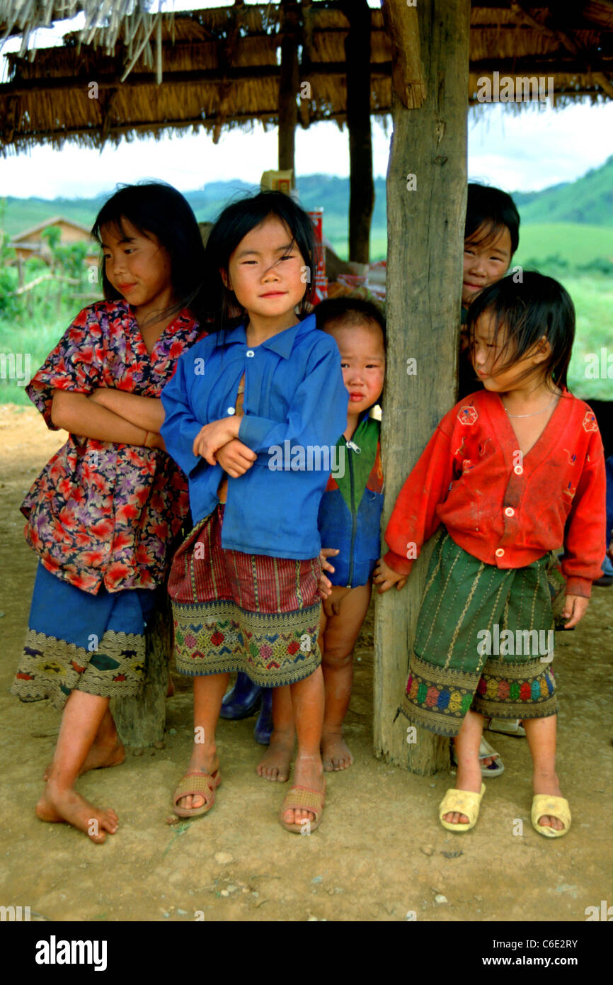 Bambini Hmong in un villaggio di reinsediamento sulla pianura di giare, Laos Foto Stock