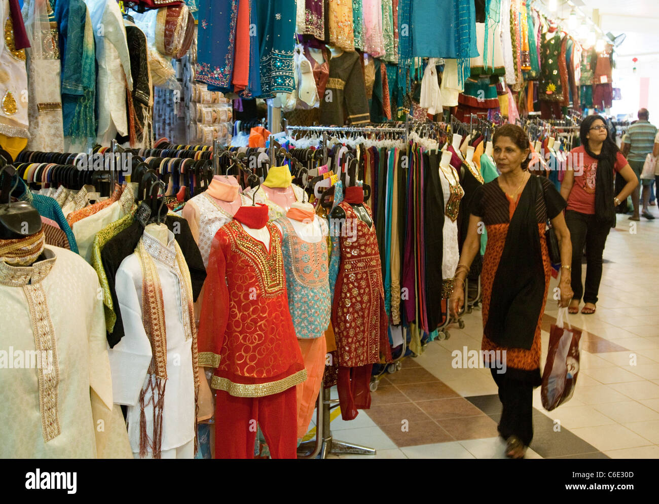 Le donne locali di shopping per i vestiti nel centro Tekka market, Little India, Singapore Asia Foto Stock