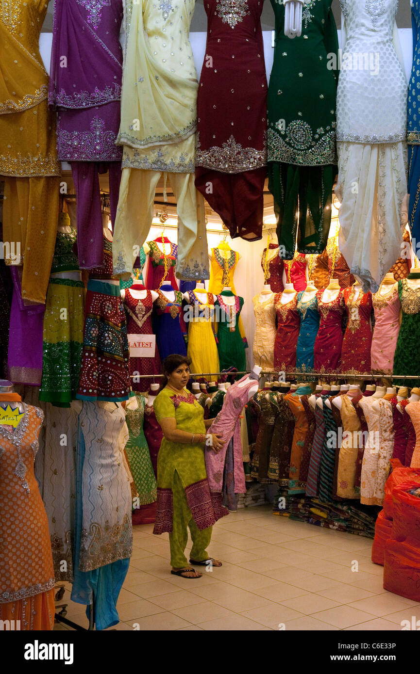 Una donna di shopping per i vestiti nel centro Tekka market, Little India, Singapore Asia Foto Stock