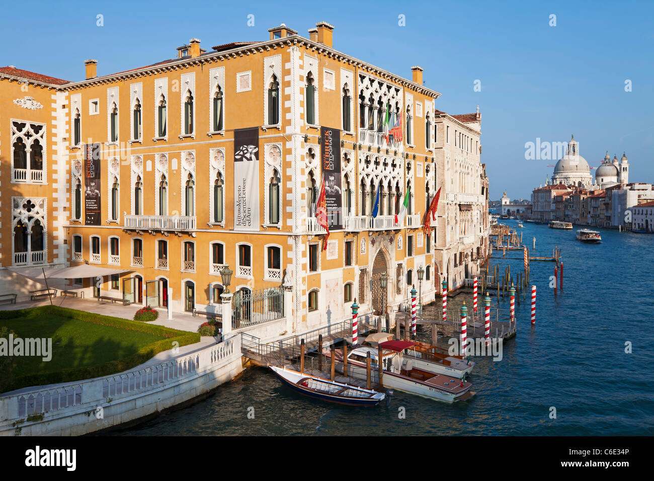 I taxi d'acqua passando Palazzo Cavalli-Franchetti, Grand Canal, Venezia, Veneto, Italia Foto Stock
