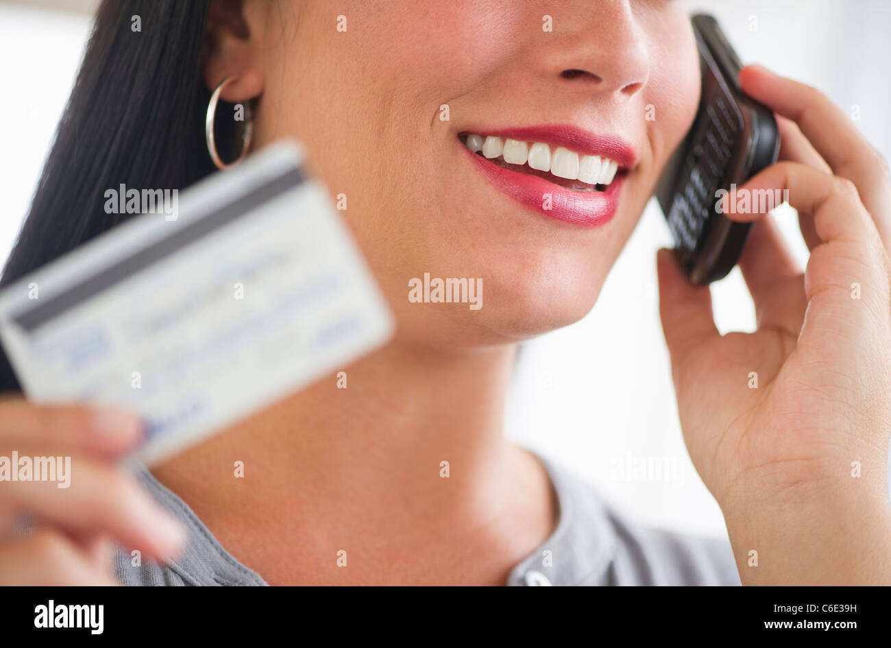 Donna che mantiene la carta di credito e telefono Foto Stock Donna che mantiene la carta di credito e telefono Foto Stock