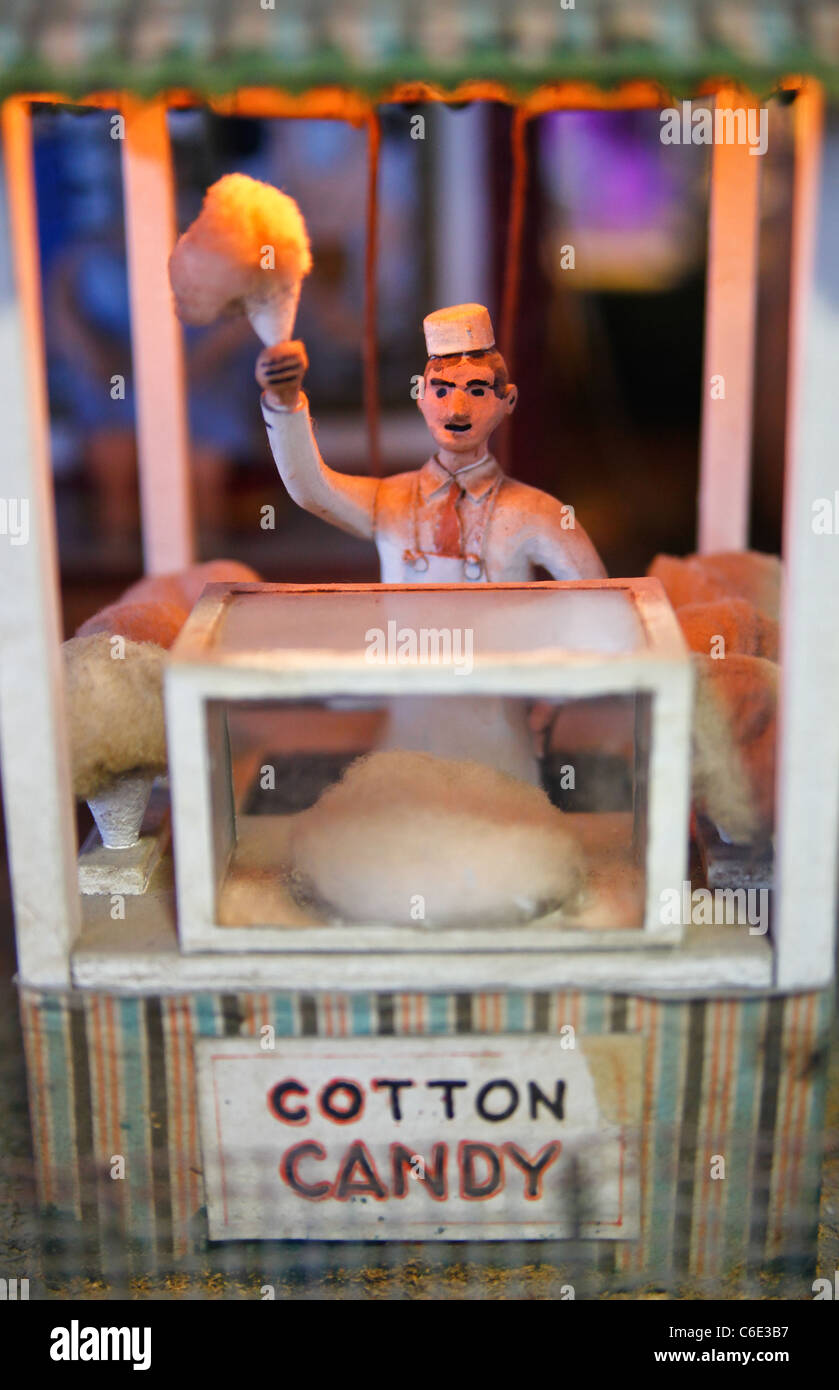 Antico giocattolo animata di cotone candy venditore in uno stand alla fiera. Foto Stock