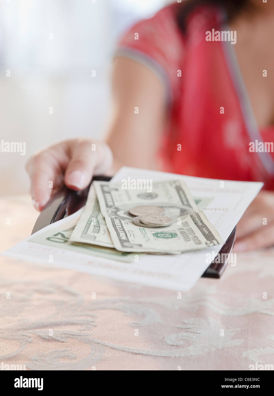 Stati Uniti d'America, New Jersey, Jersey City, Donna prendendo denaro Foto Stock