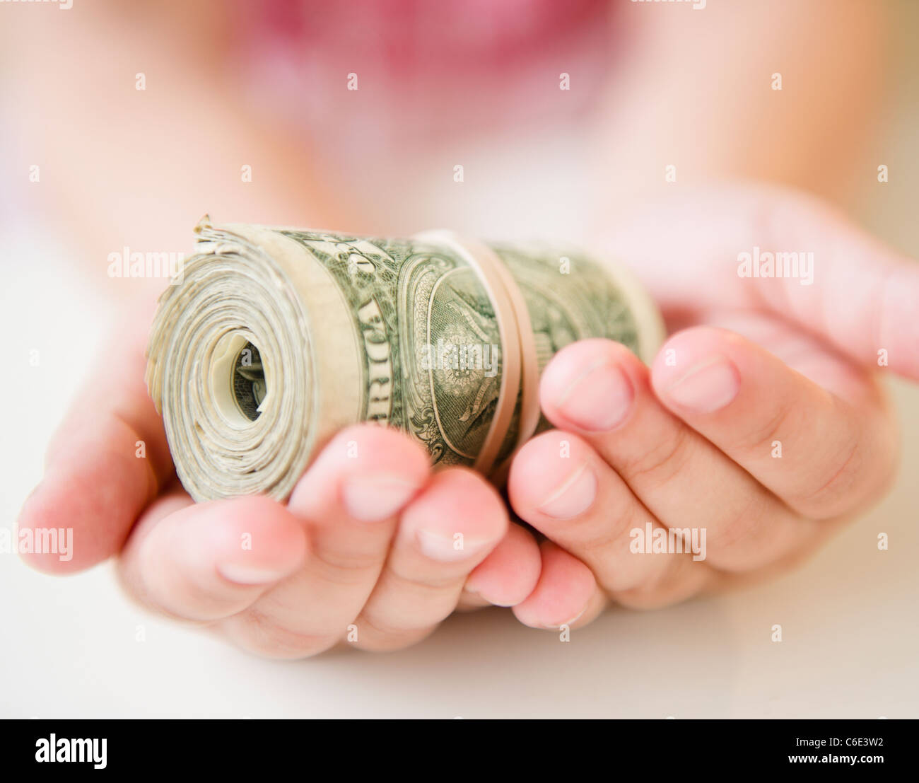 Stati Uniti d'America, New Jersey, Jersey City, Close up della ragazza in mani denaro roll Foto Stock