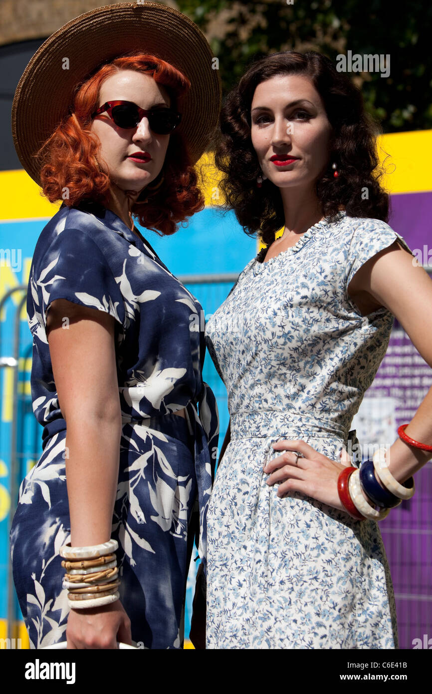 Ritratto medio di due donne che indossano abiti vintage, Londra, Inghilterra, Regno Unito, GB Foto Stock