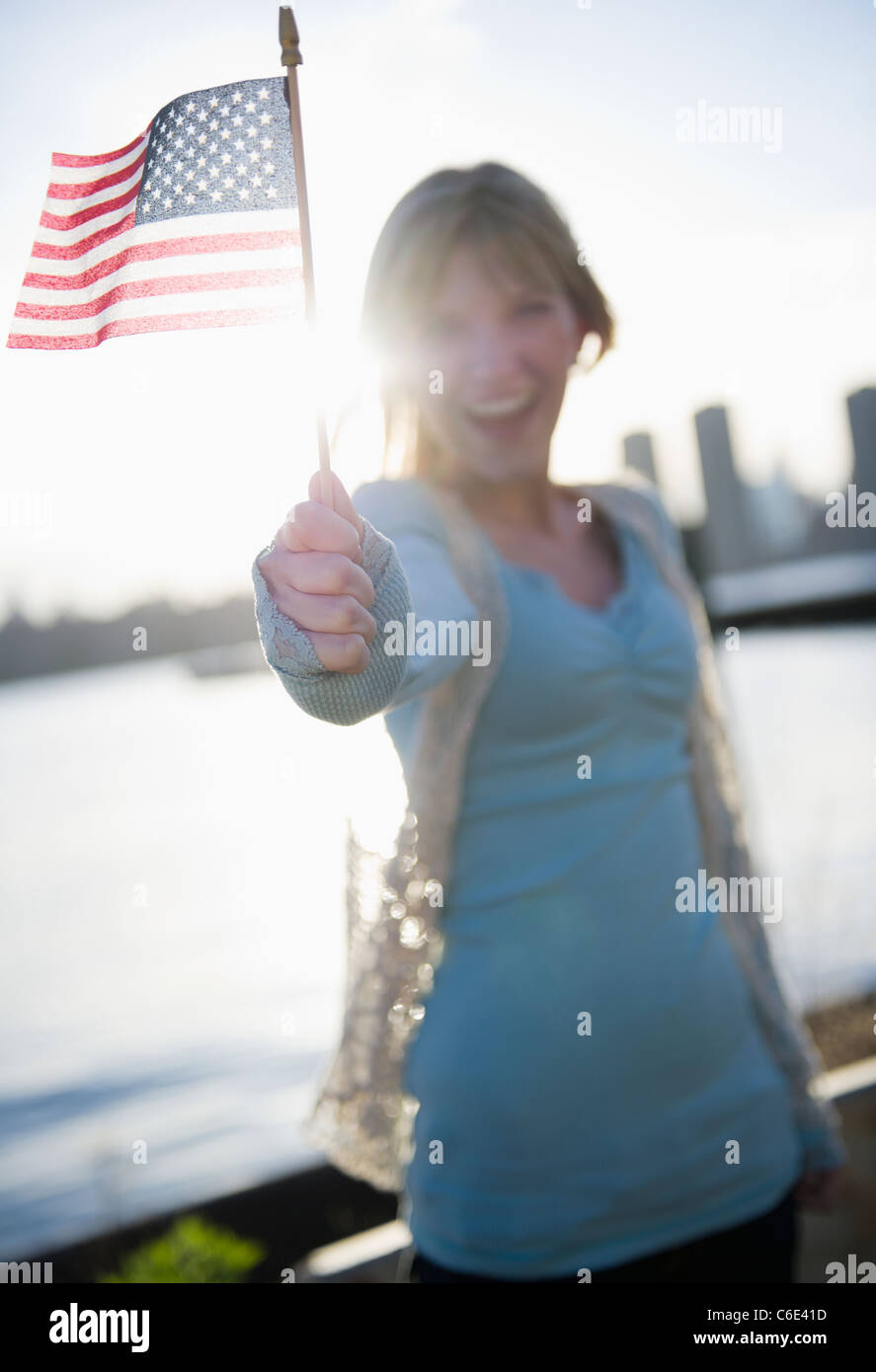 Stati Uniti d'America, Brooklyn, Williamsburg, Donna holding bandiera americana Foto Stock