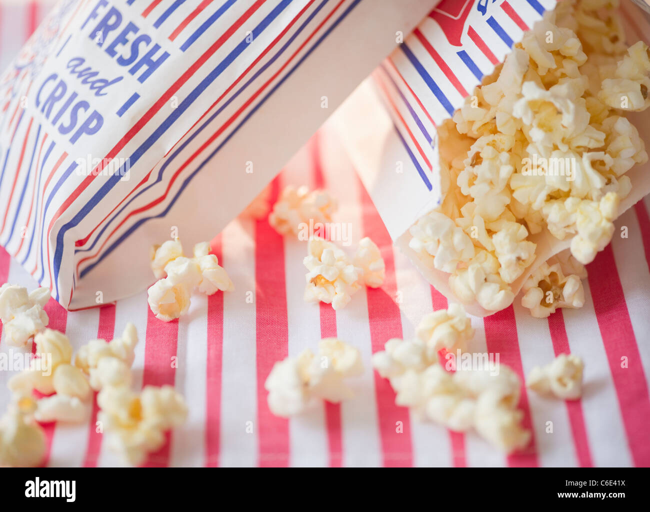 Close up di popcorn e sacchi di carta Foto Stock