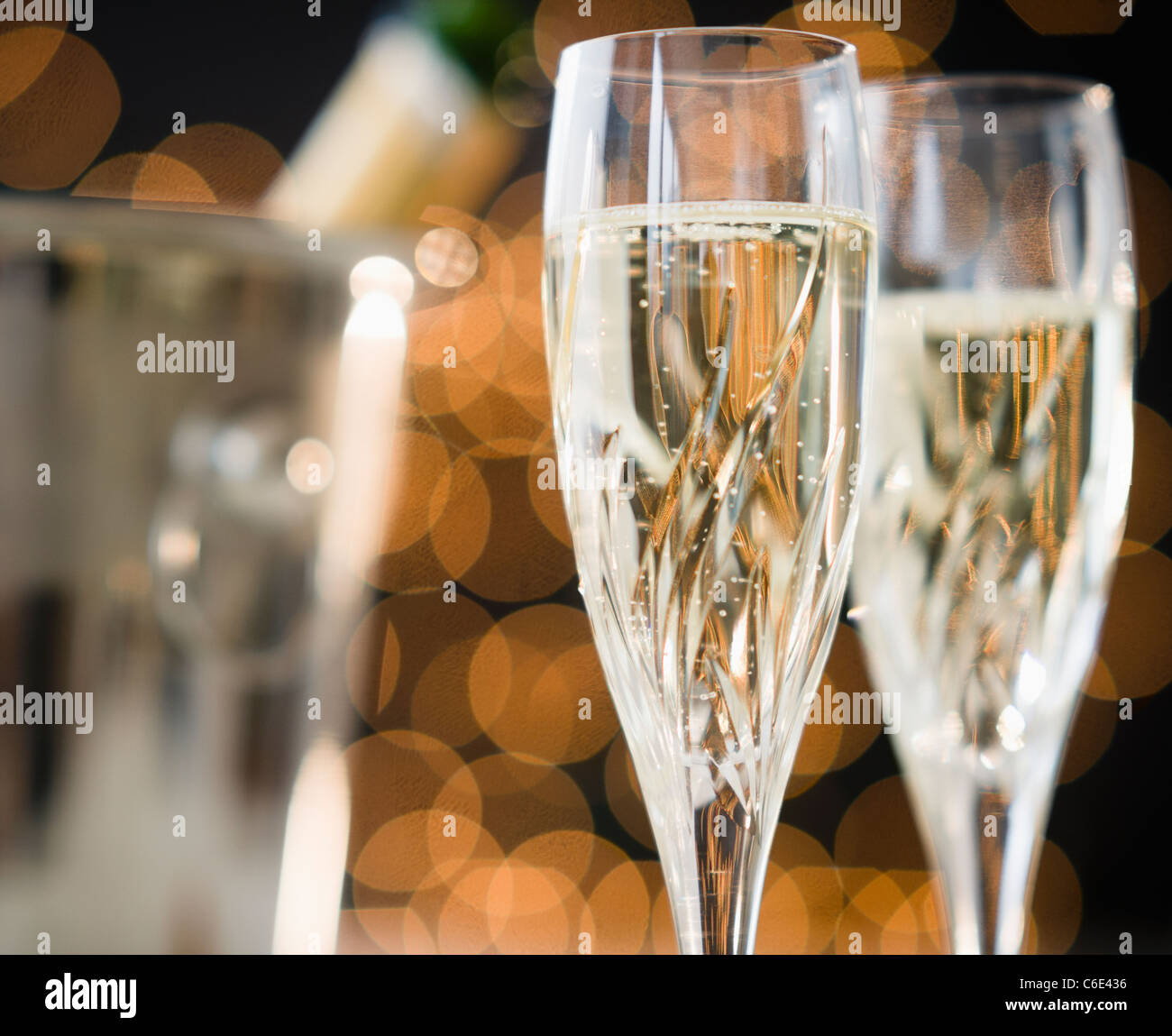 Close up champagne flauti e Secchiello per ghiaccio Foto Stock