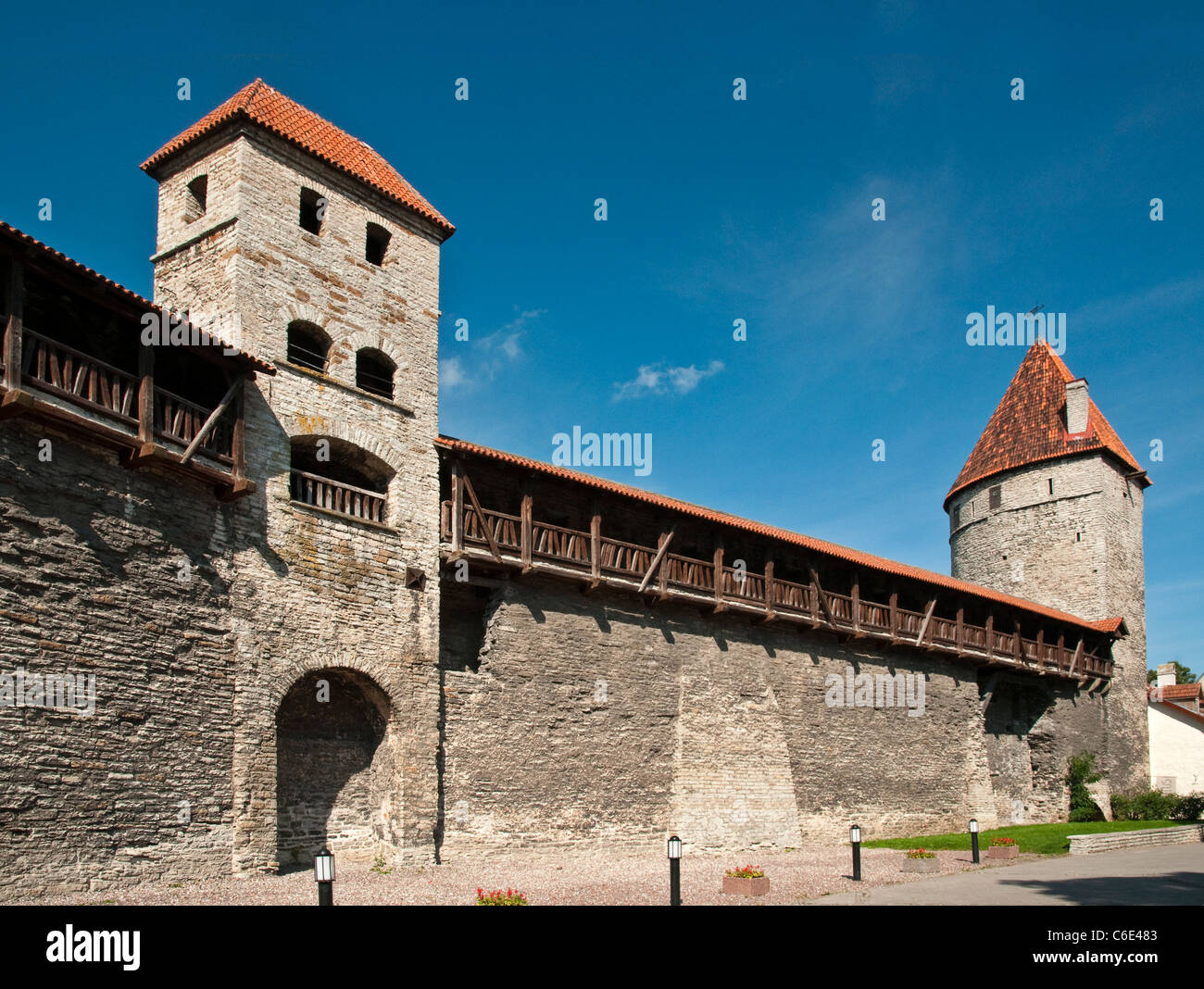 Antiche mura e torri di avvistamento a Tallinn in Estonia Foto Stock
