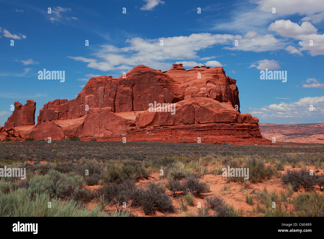 Red formazioni rocciose, situato nel Parco Nazionale di Arches in Moab Utah. Foto Stock