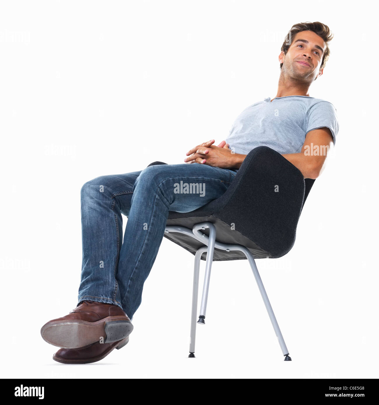 Studio shot del giovane di bilanciamento sulla sedia Foto Stock