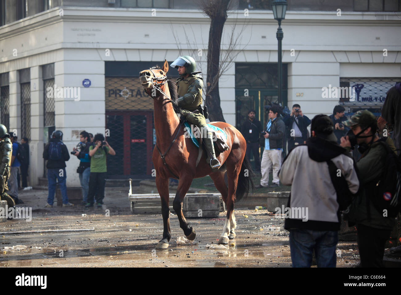 La polizia antisommossa cavallo durante uno sciopero degli studenti in Santiago's Downtown, Cile. Foto Stock