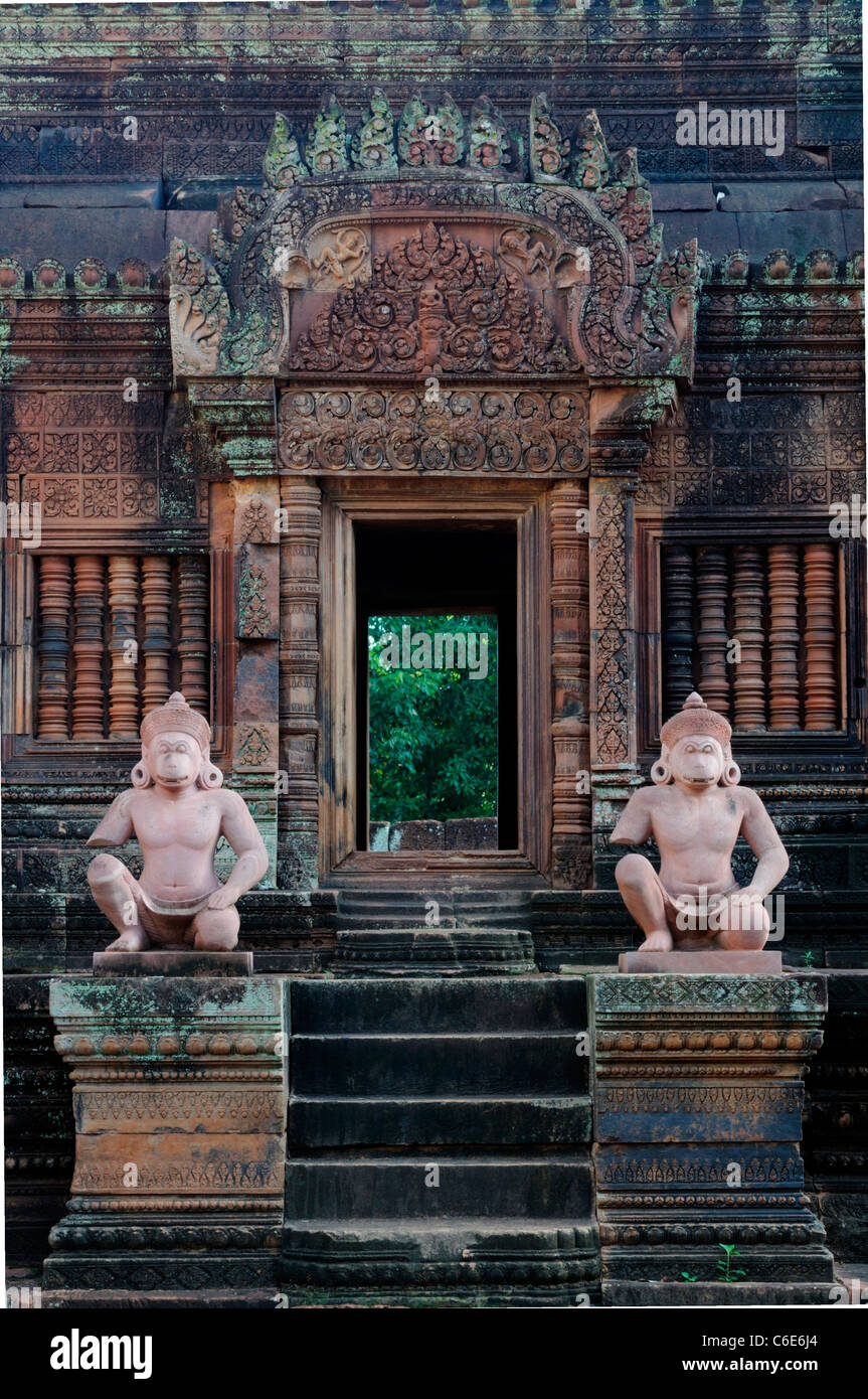 Banteay Srei cambogiano Srey complesso tempio dedicato al dio indù Shiva di arenaria rossa e intricati intagliati Foto Stock