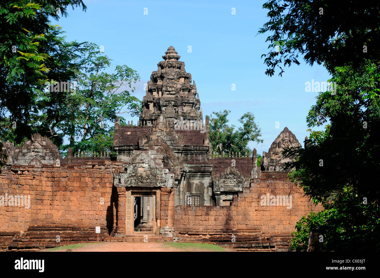 Banteay Srei cambogiano Srey complesso tempio dedicato al dio indù Shiva di arenaria rossa e intricati intagliati Foto Stock