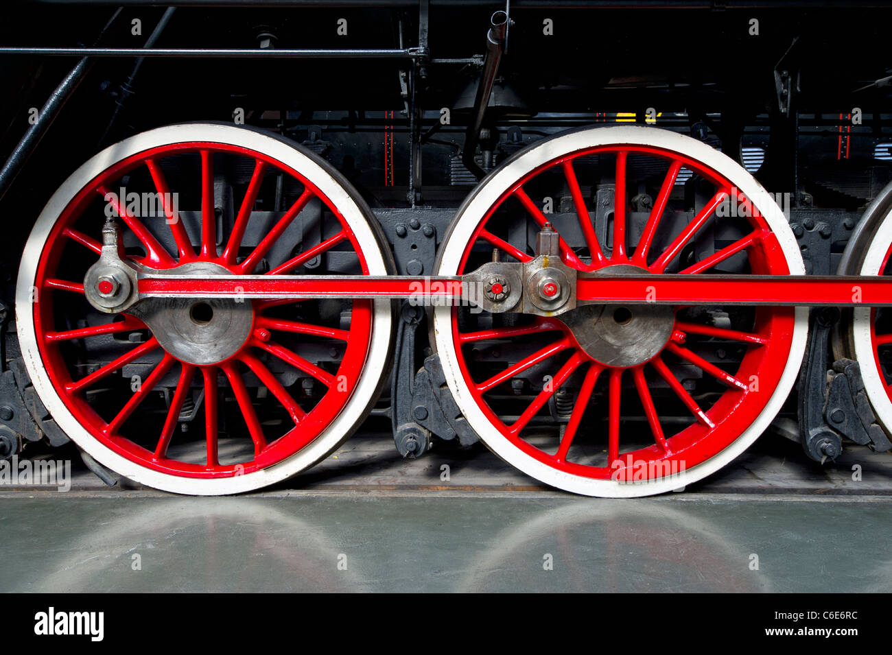 Il bianco e il rosso ruote motrici su una locomotiva a vapore Foto Stock