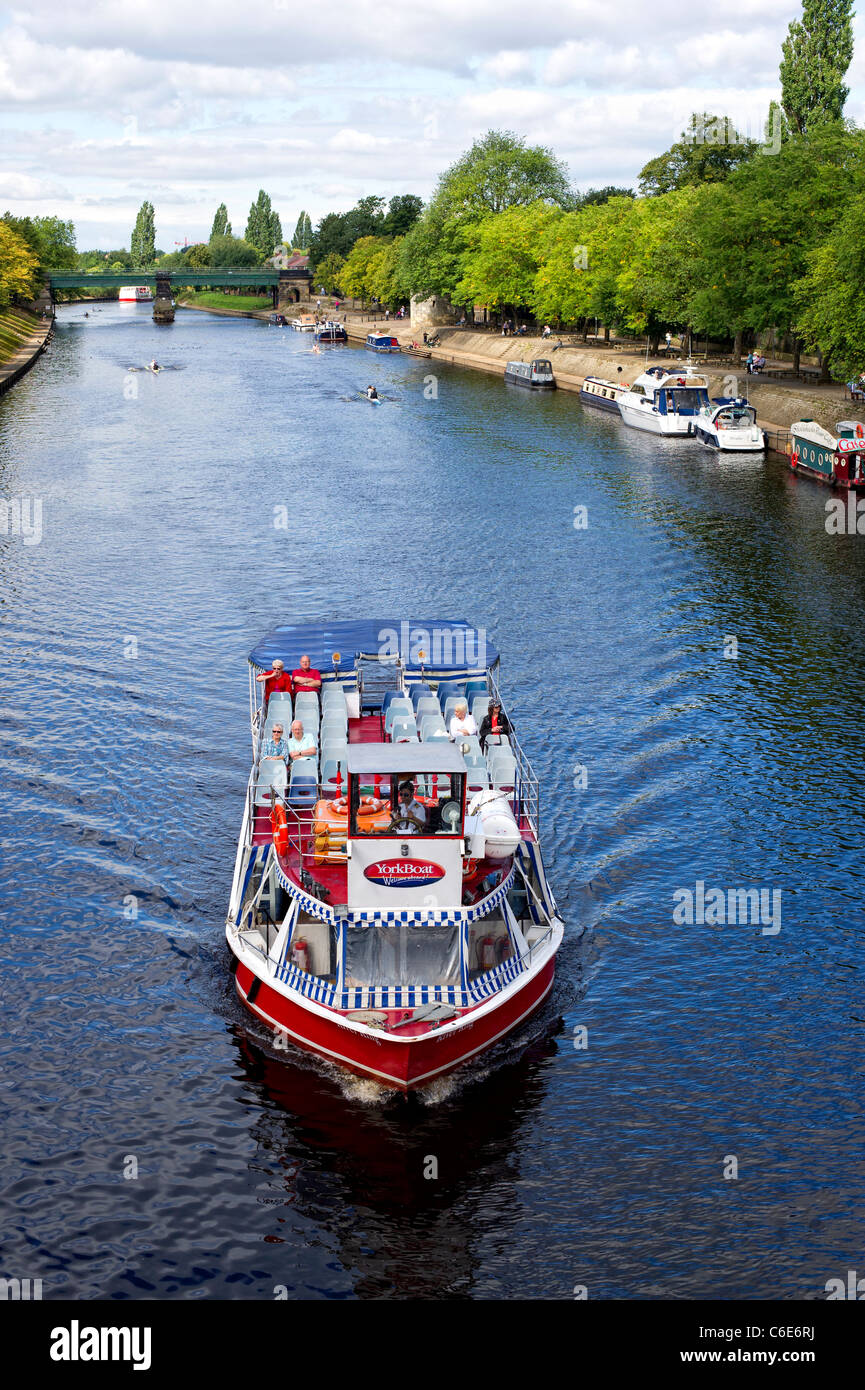 Imbarcazione da diporto sul fiume Ouse quando esso passa attraverso il centro della città di York, Inghilterra Foto Stock