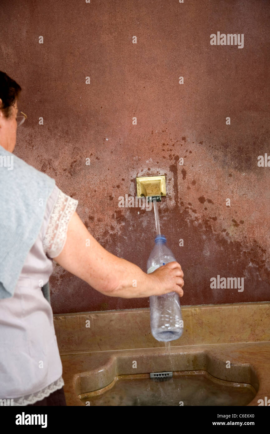 Évian-les-Bains - Donna bottiglia di riempimento a molle Cachat - Focus su acqua Foto Stock