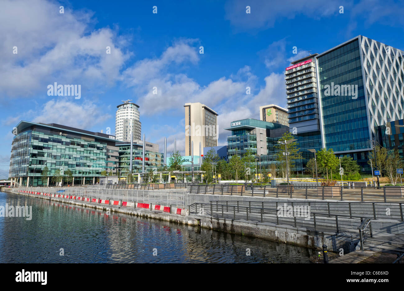 Vista verso la Media City da attraverso uno dei docks a Salford Quays vicino a Manchester, Inghilterra Foto Stock