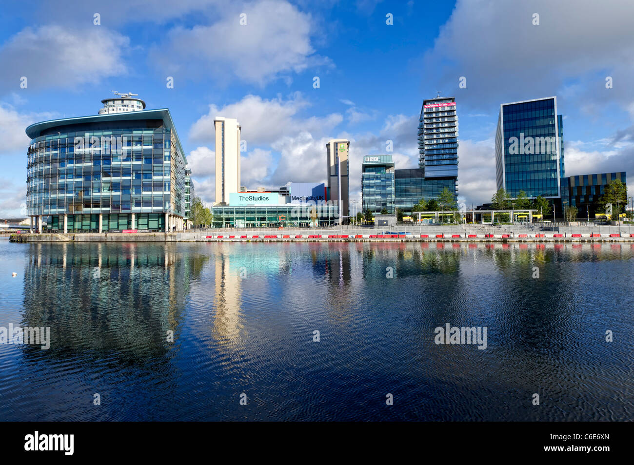 Vista verso uno dei ponti e e Media City da attraverso uno dei docks a Salford Quays vicino a Manchester, Inghilterra Foto Stock