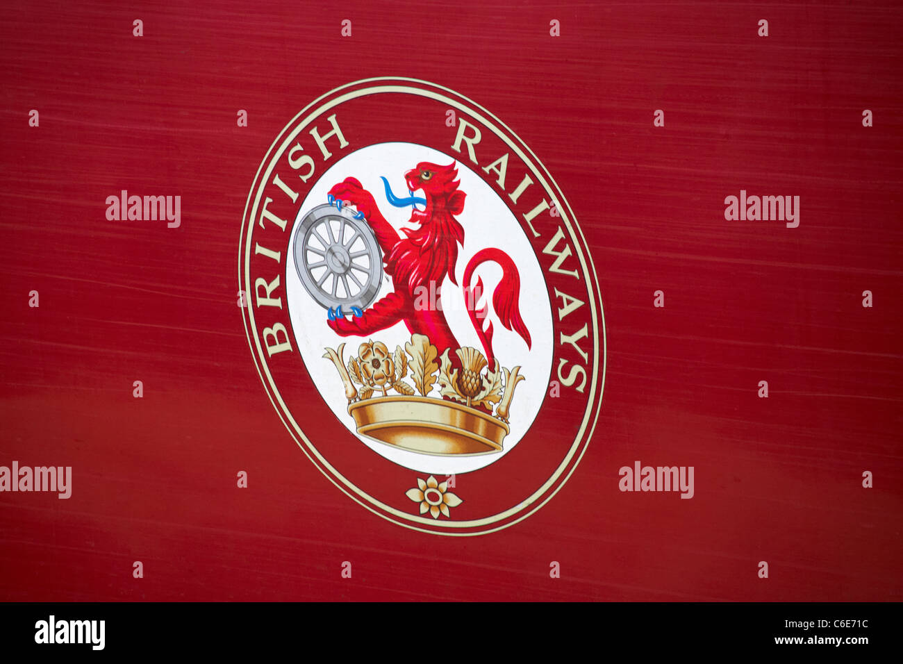 Logo della British Railways sul lato di una carrozza rossa - primo piano dello stemma del leone sulla locomotiva BR Foto Stock