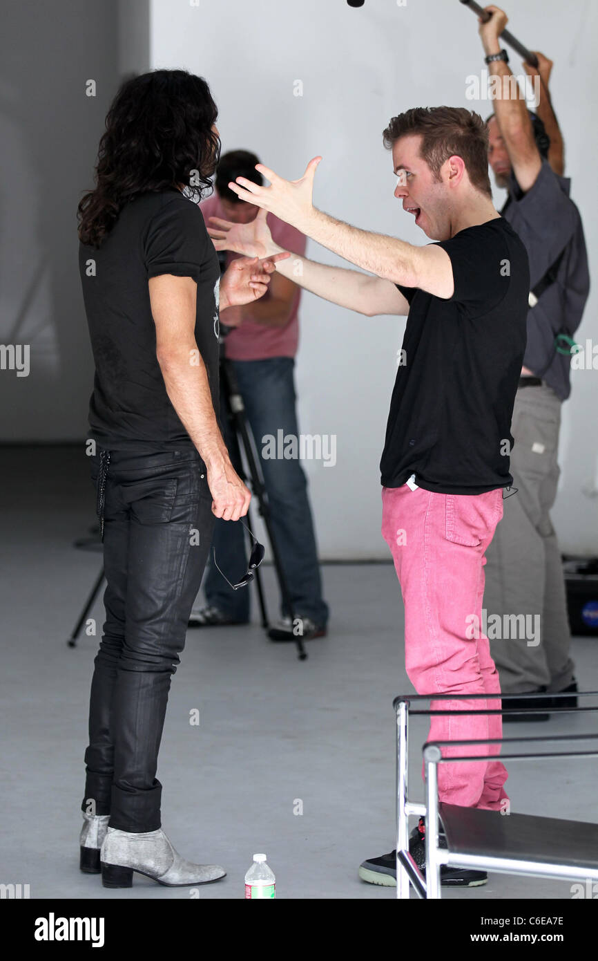 Russell Brand è intervistato da Perez Hilton su Robertson Boulevard Los Angeles, California - 07.05.10 Foto Stock