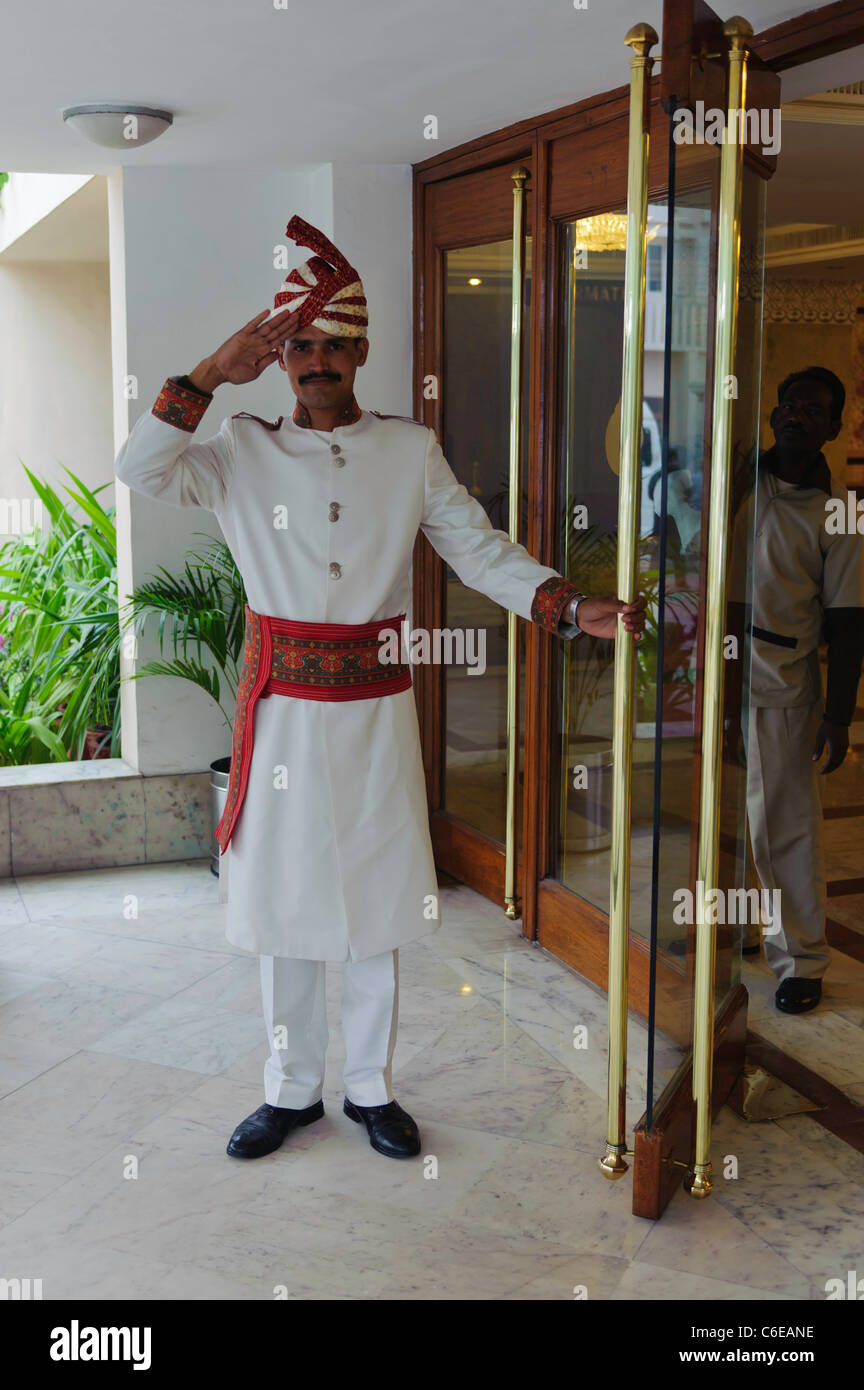 Il portiere in un albergo in Agra India Foto stock - Alamy