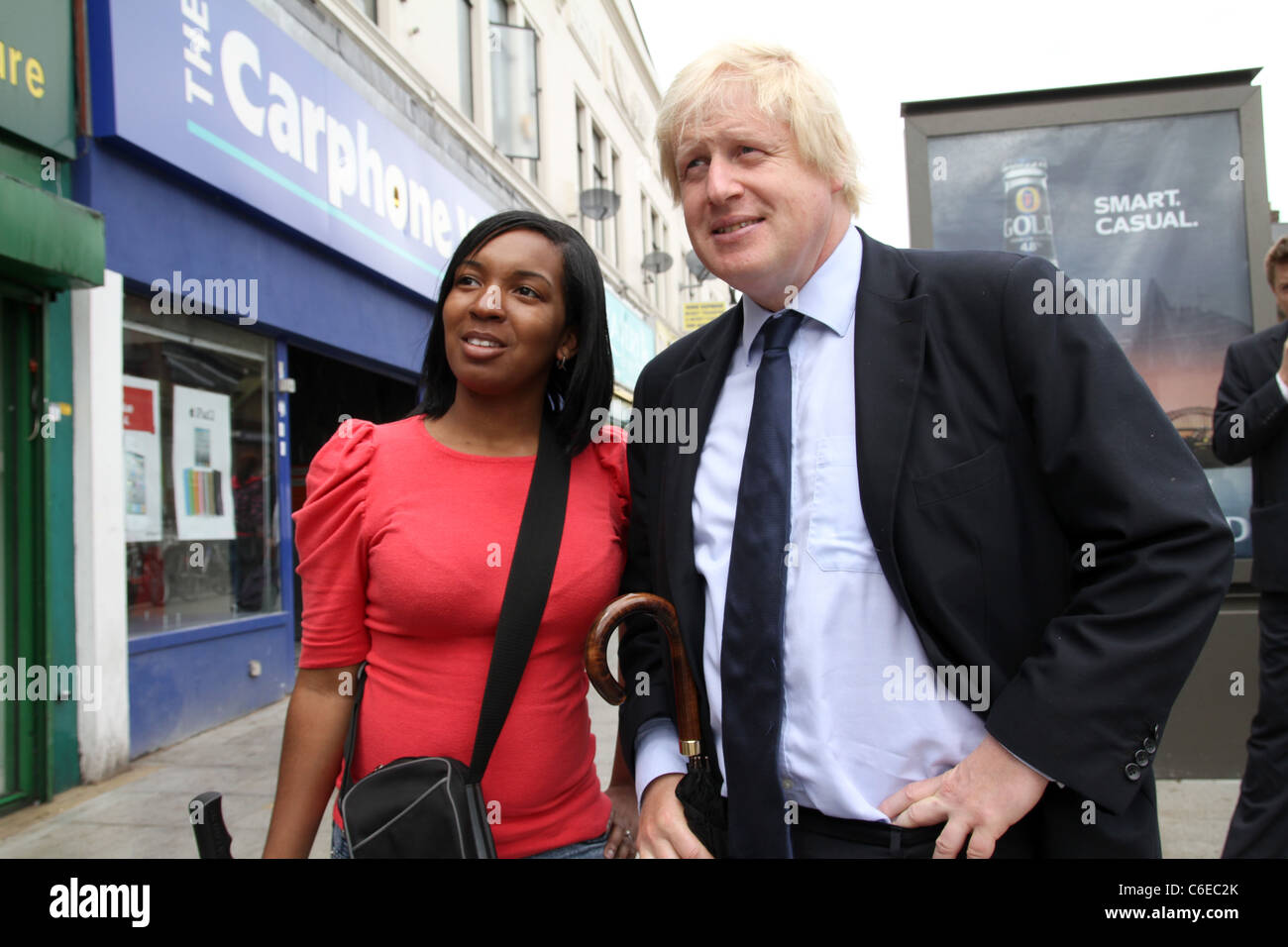 Il sindaco di Londra Boris Johnson visitare negozi e imprese danneggiate dai recenti scontri in East Ham, Newham, Londra Foto Stock