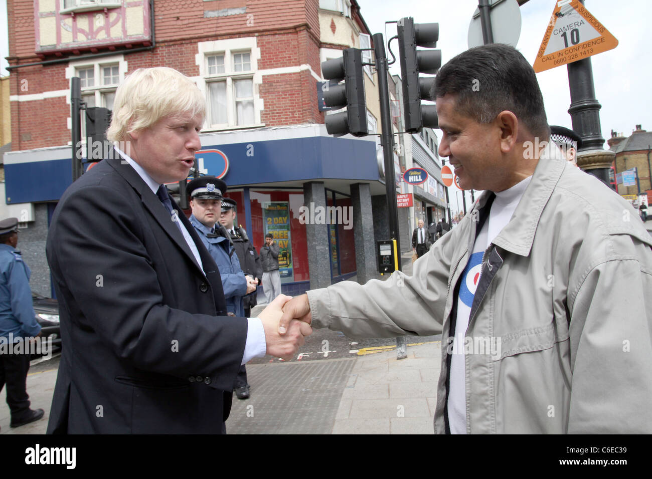 Il sindaco di Londra Boris Johnson visitare negozi e imprese danneggiate dai recenti scontri in East Ham, Newham, Londra Foto Stock