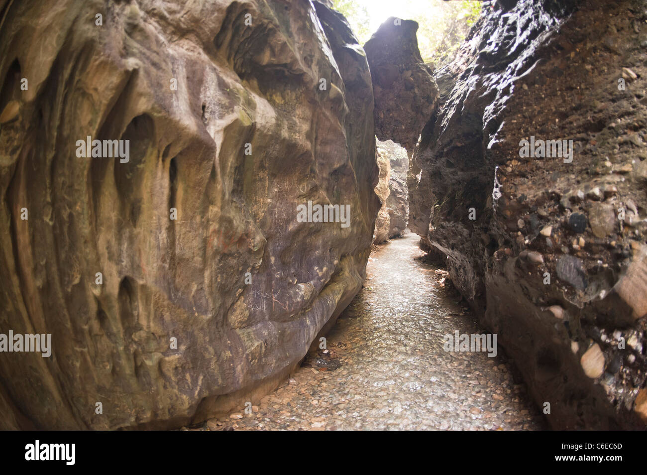 Grotta di acqua pareti di roccia,la caduta di massi Foto Stock