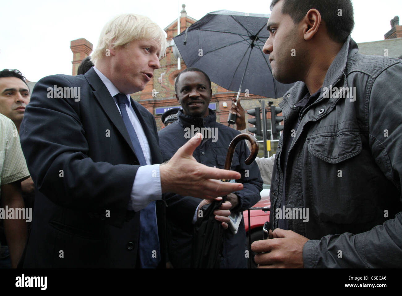 Il sindaco di Londra Boris Johnson visitare negozi e imprese danneggiate dai recenti scontri in East Ham, Newham, Londra Foto Stock