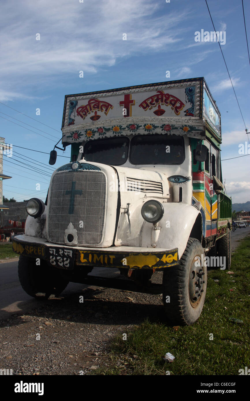 Vintage Indian ha prodotto Tata 1210 se camion nel Himalayas Nepal Foto Stock