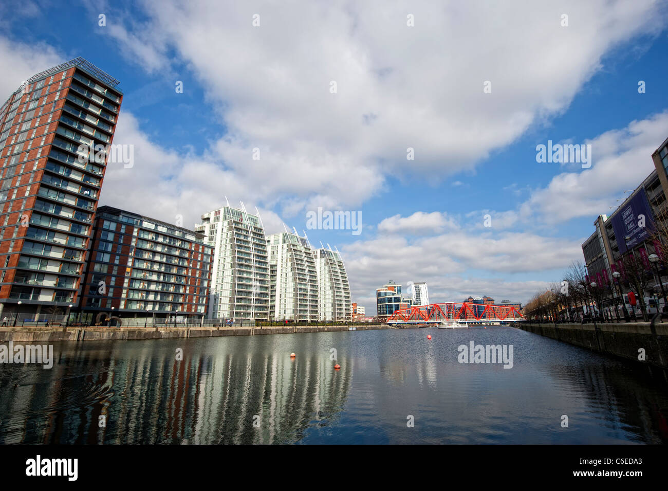 Vista verso la NV edifici da attraverso uno dei docks a Salford Quays vicino a Manchester, Inghilterra Foto Stock