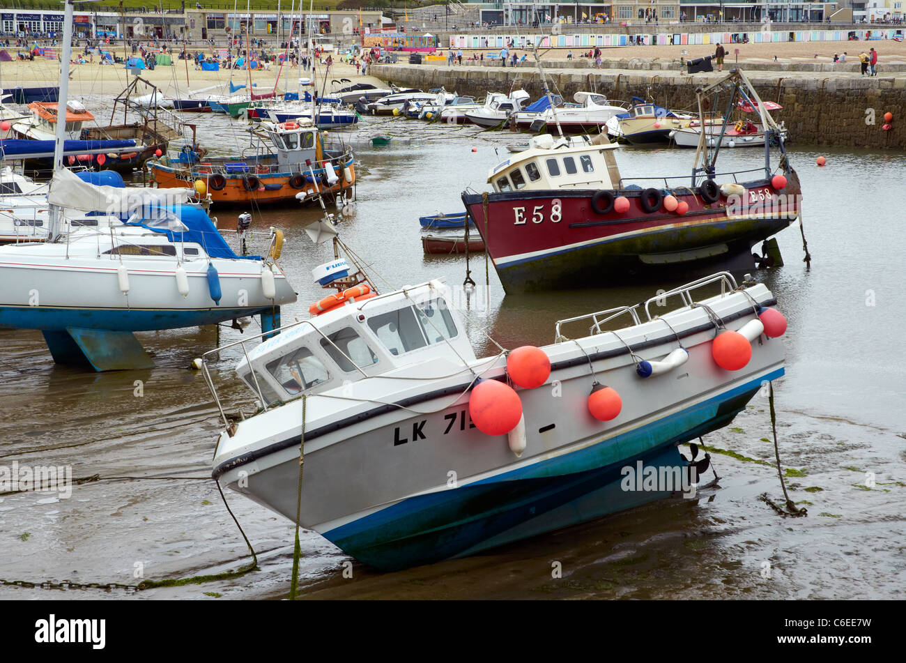 Il porto di Lyme Regis, Dorset, in Inghilterra con la bassa marea. Foto Stock