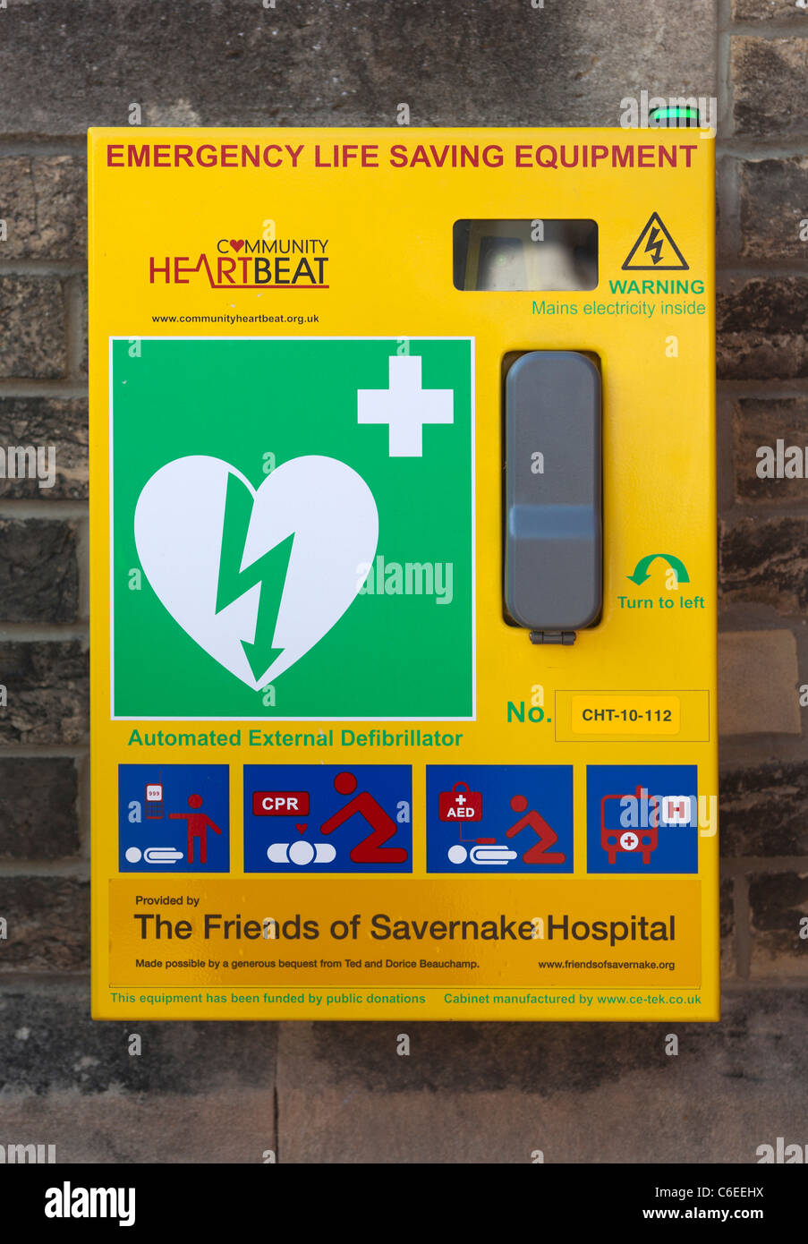 Defibrillatore automatico esterno al di fuori della Libreria High Street Marlborough Foto Stock