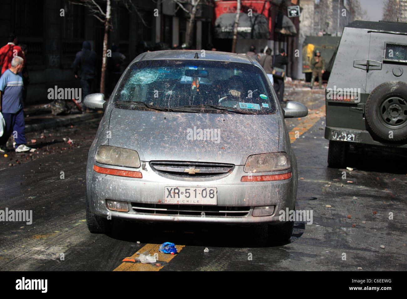 Auto danneggiata durante uno sciopero degli studenti in Santiago's Downtown, Cile. Foto Stock