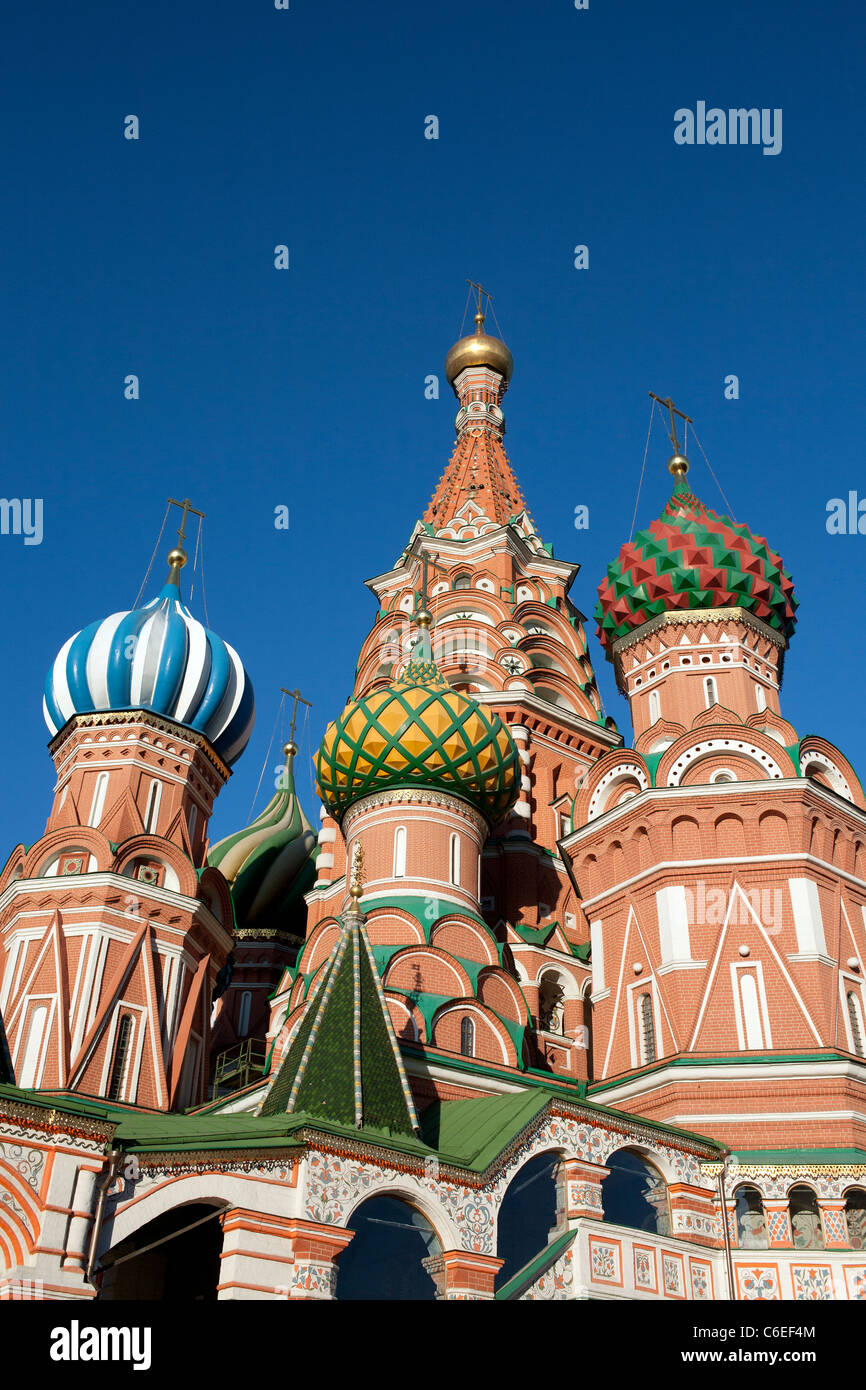 Russia, Mosca, la Cattedrale di San Basilio contro il cielo blu Foto Stock