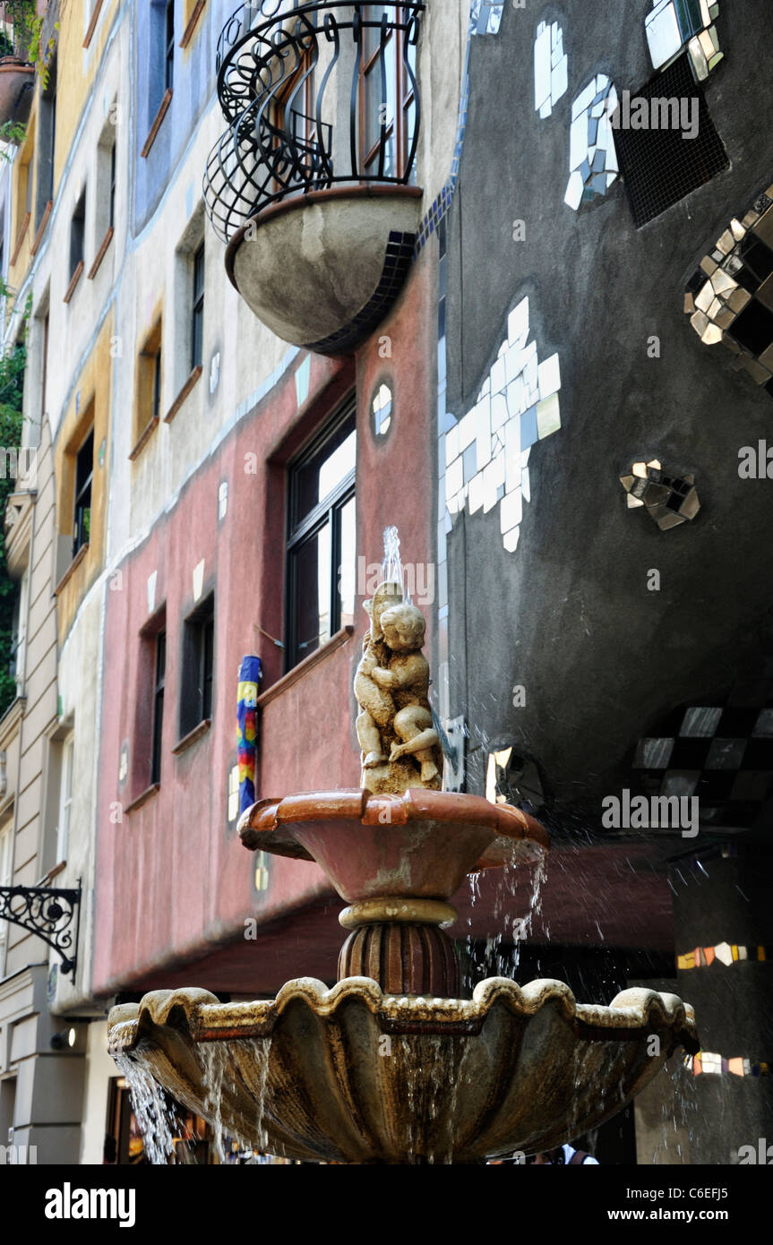 Fontana nella parte anteriore di Hundertwasser Haus, Vienna, Austria, Europa Foto Stock