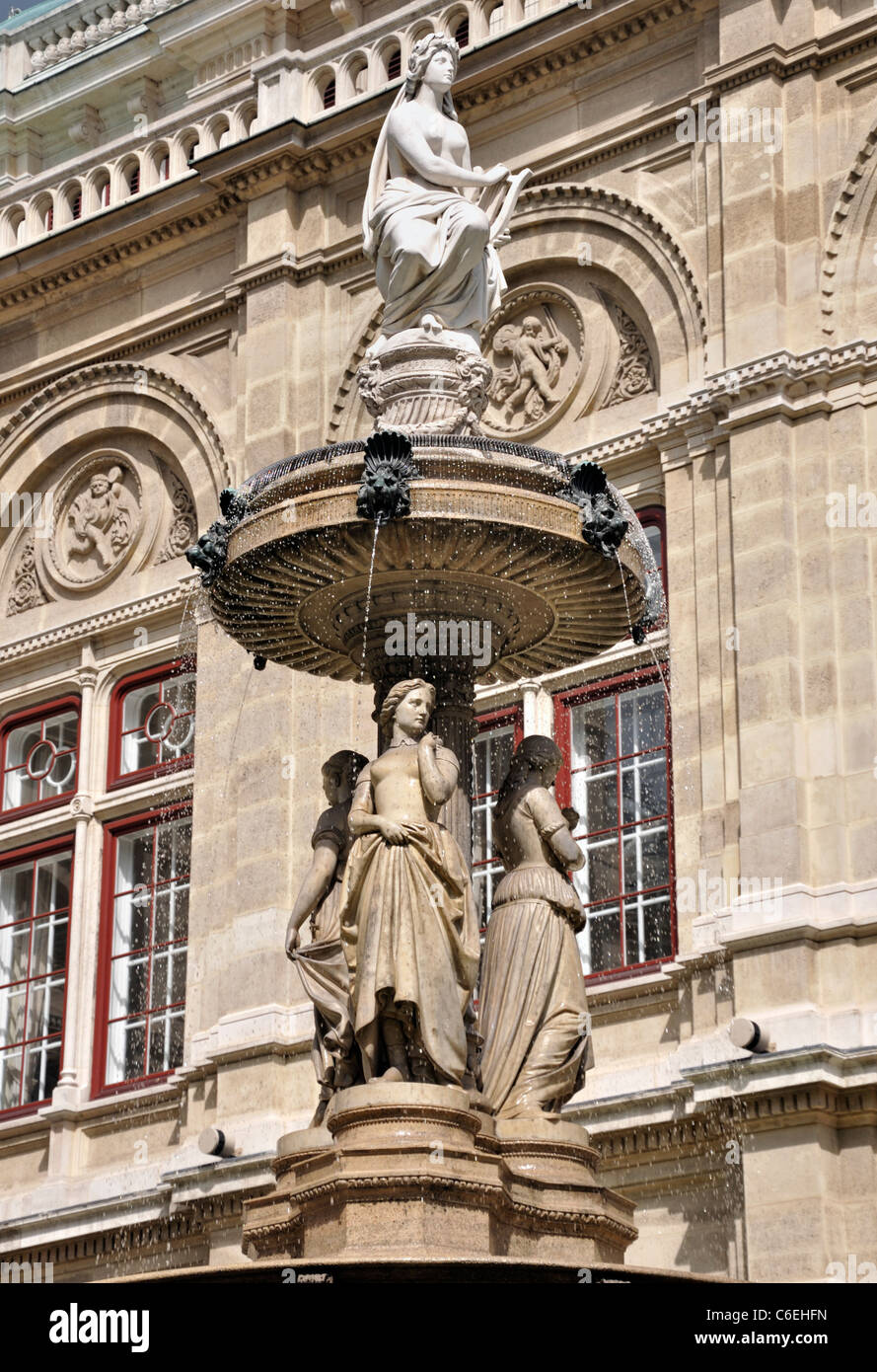 Fontana nella parte anteriore di Vienna Opera house, Vienna, Austria, Europa Foto Stock