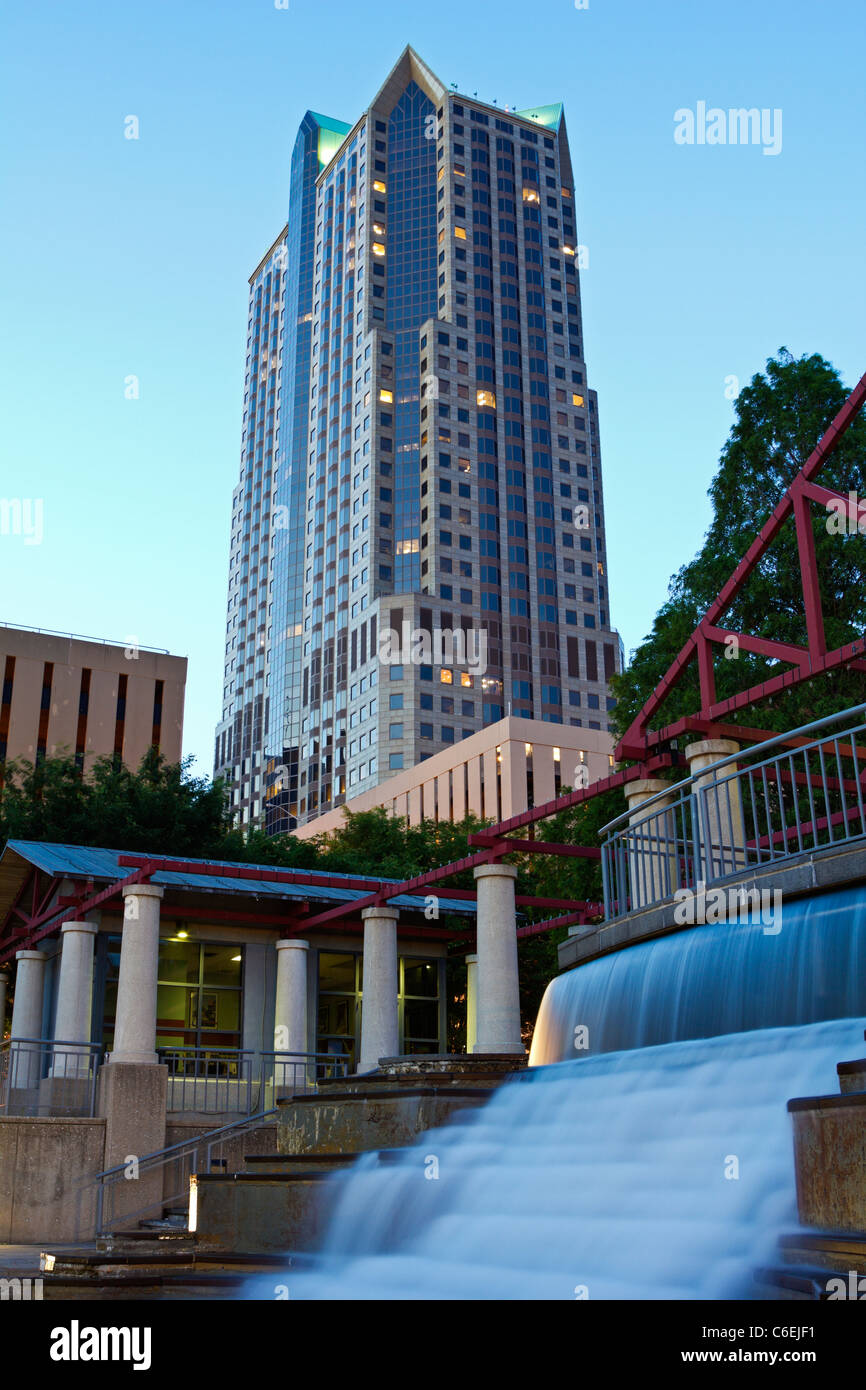 Stati Uniti d'America, Missouri, St. Louis, edifici al crepuscolo Foto Stock