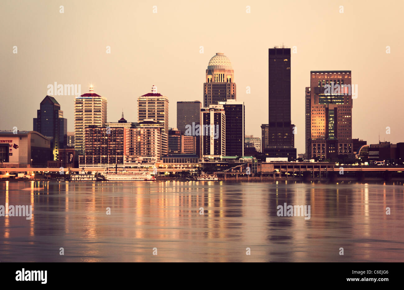 Stati Uniti d'America, Kentucky, Louisville, skyline al tramonto Foto Stock