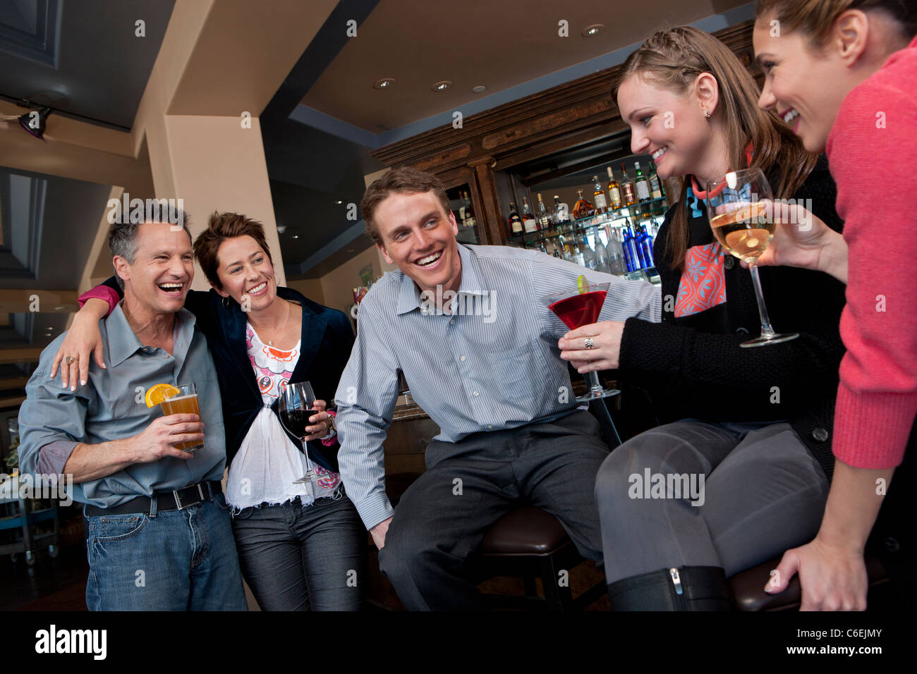 Stati Uniti d'America, Colorado, Telluride, gruppo di persone godendo apres ski drink nel bar Foto Stock