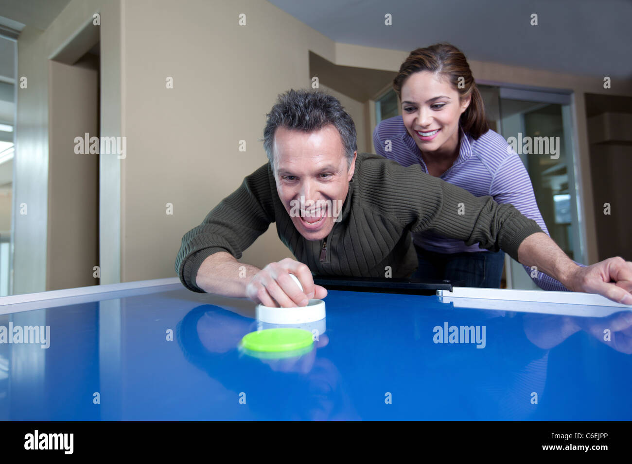 Stati Uniti d'America, Colorado, Telluride, giovane giocare air hockey Foto Stock