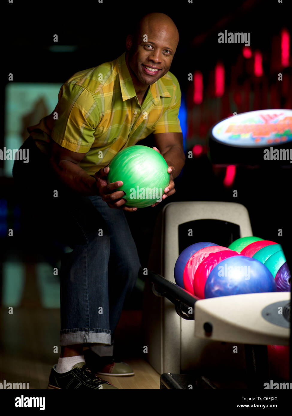 Stati Uniti d'America, Arizona, Scottsdale, sorridente uomo maturo tenendo palla da bowling Foto Stock