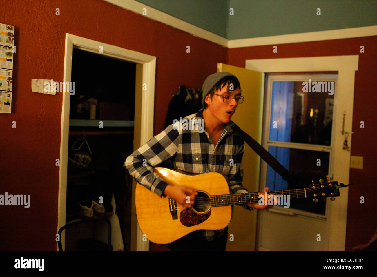Dylan Sizemore gioca house acoustic punk mostra in Bloomington. Foto Stock