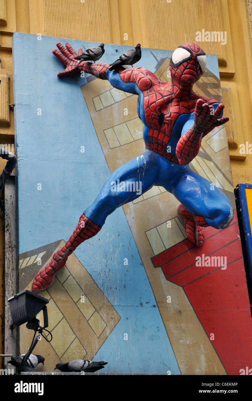 Spiderman figura su una parete Foto Stock